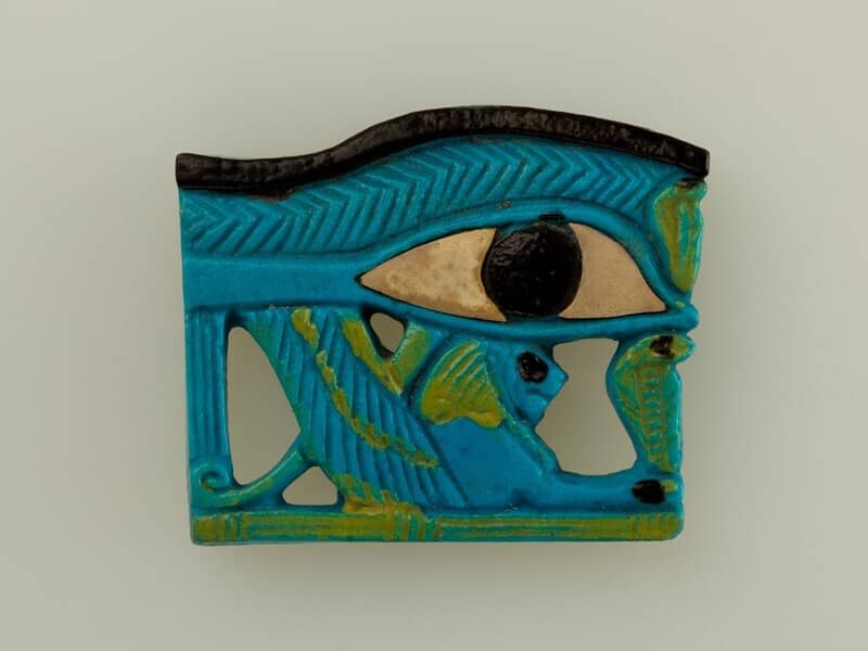 Fajanový amulet Wedžatovho oka v tyrkysovej farbe - Metropolitan Museum of Art, CC0